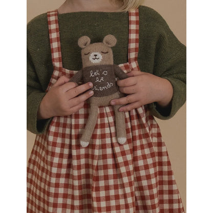 Gestrickelter brauner Bären-Teddy mit Friends-Stickerei auf der Brust