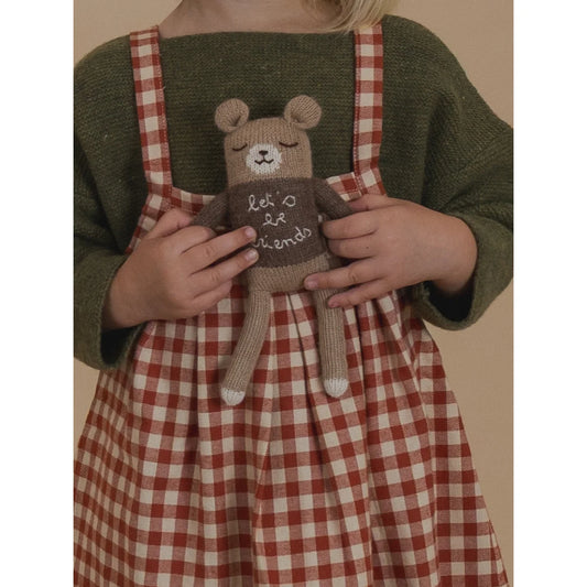 Gestrickelter brauner Bären-Teddy mit Friends-Stickerei auf der Brust