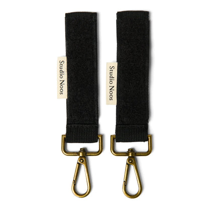 Schwarze Stoffriemen mit Messing-Schwenkhaken und Etiketten für den Teddy Kinderwagen-Organizer