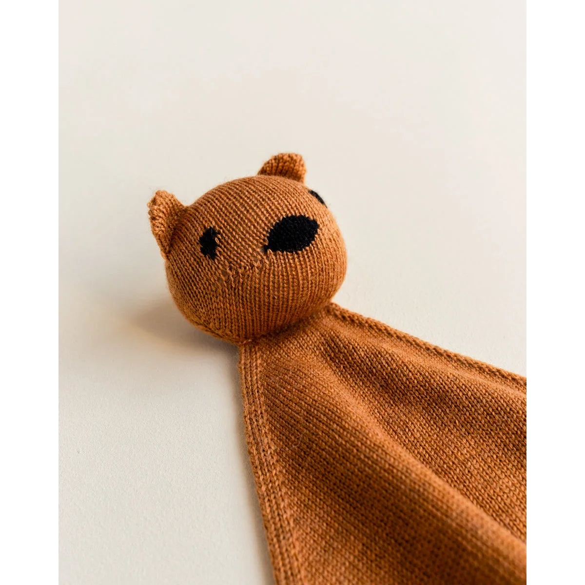 Brauner gehäkelter Bär Lovey von Teddy Tokki in Rust-Farbe
