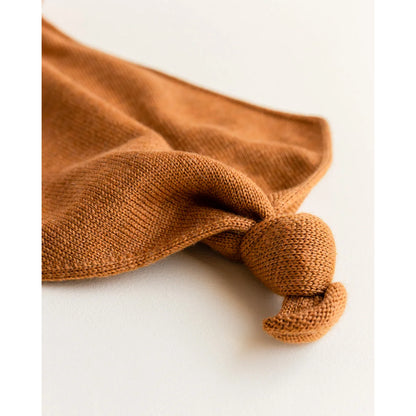 Braune gestrickte Babydecke mit geknoteten Ecken von Teddy Tokki in Rostfarbe