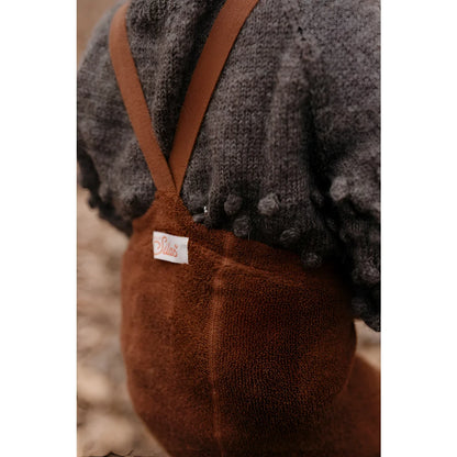 Braune Ledersuspender an grauem Strickkleid des Produkts Teddy Warmy Footed Strumpfhose