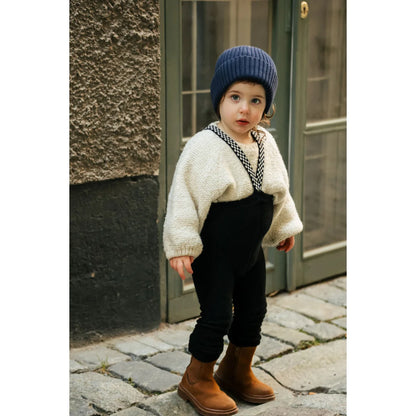Kleinkind in Strumpfhosen und Stiefeln mit Teddy Warmy Footless im Schwarz-Check-Muster
