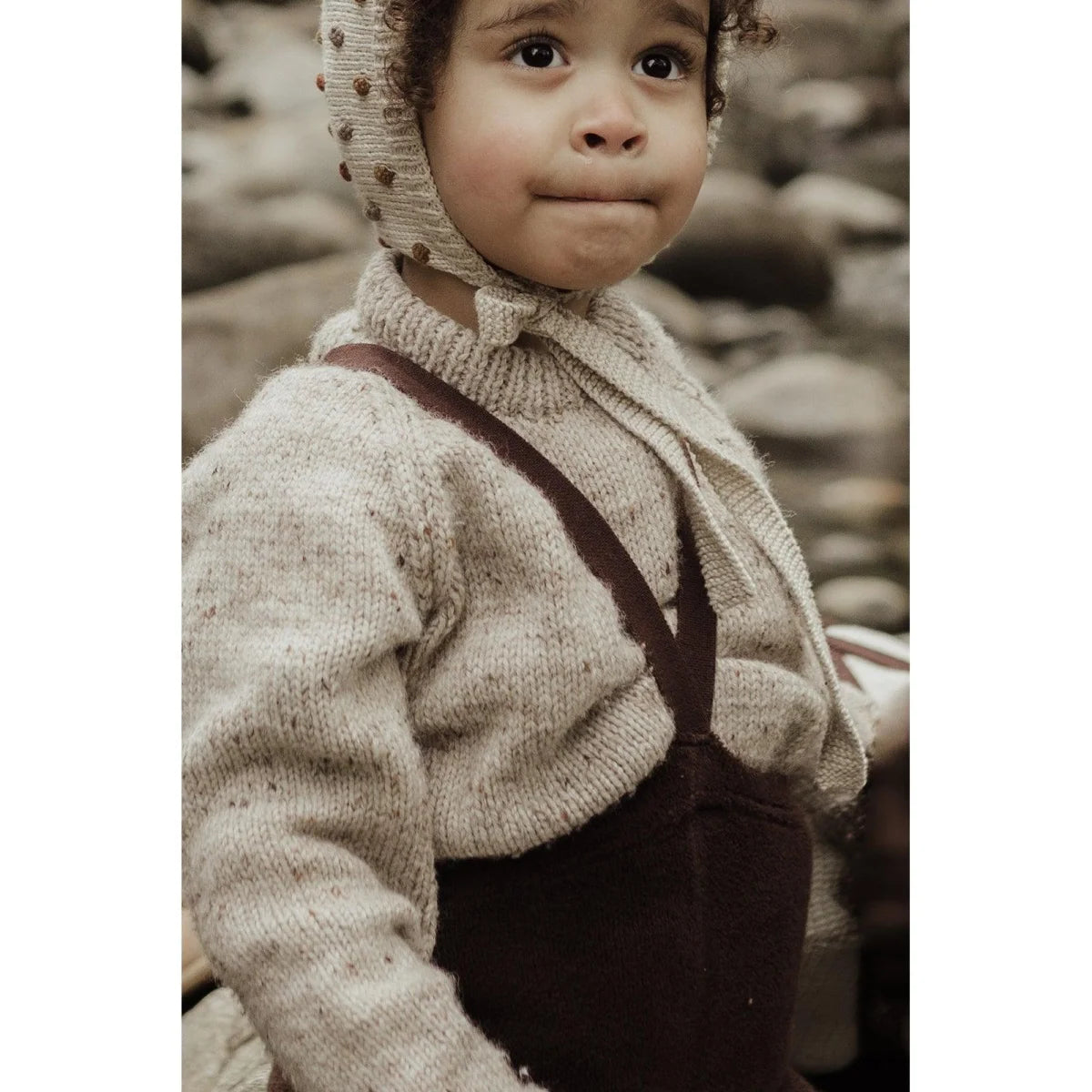 Junger Kind in Strickpullover und Latzhose, Teddy Warmy Fußlose Strumpfhosen, Schokolade Braun