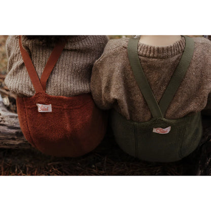 Zwei Corduroy-Overalls in Rost und Oliv über Strickpullovern für Teddy Warmy