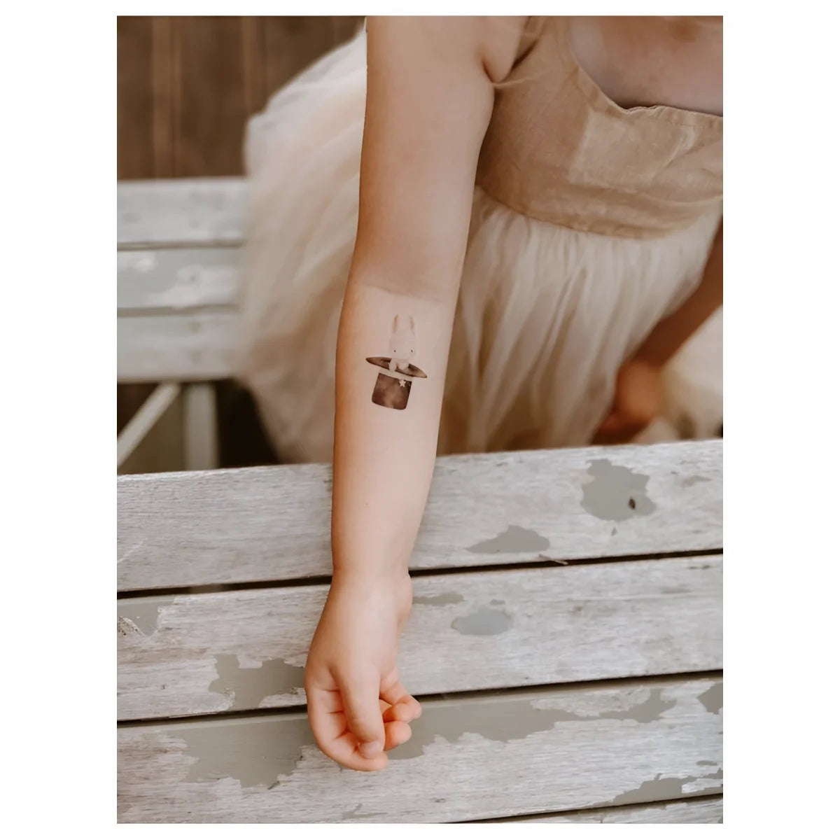 Schwarzer Hase mit Hut als temporäres Kindertattoo auf Arm