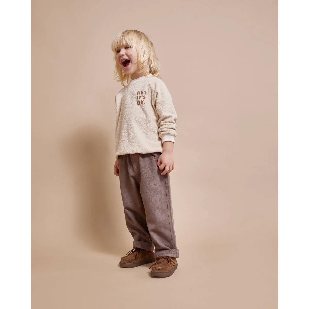 Kindliches Casual-Outfit mit Ivory Terry Sweatshirt, bequeme Kinderkleidung