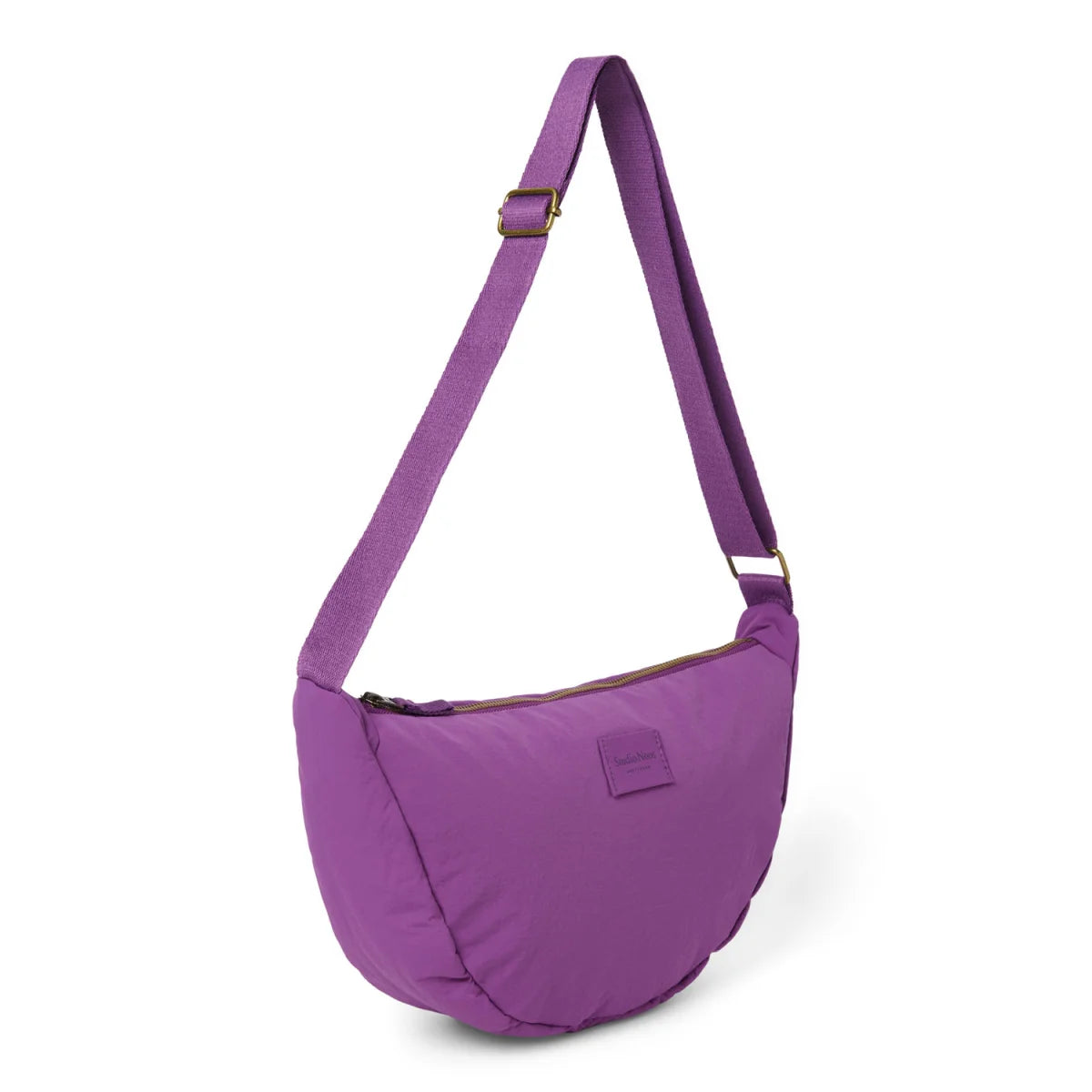 Texturierter lila nylon crossbody fanny pack mit goldfarbigem reißverschluss und verstellbarem riemen