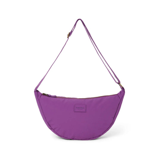 Lila Nylon-Crossbody-Tasche mit geschwungenem Design und passendem Riemen aus texturiertem Puffy-Material
