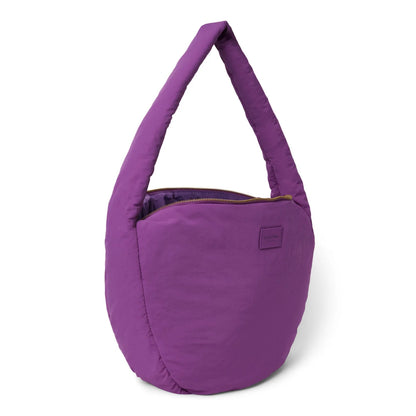 Texturierter lila gepolsterter crossbody bag mit goldfarbenem reißverschluss und kleinem rechteckigem markenpatch