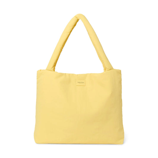 Weicher buttergelber gesteppter Mom Bag mit gepolsterten Griffen und minimalistischem Label