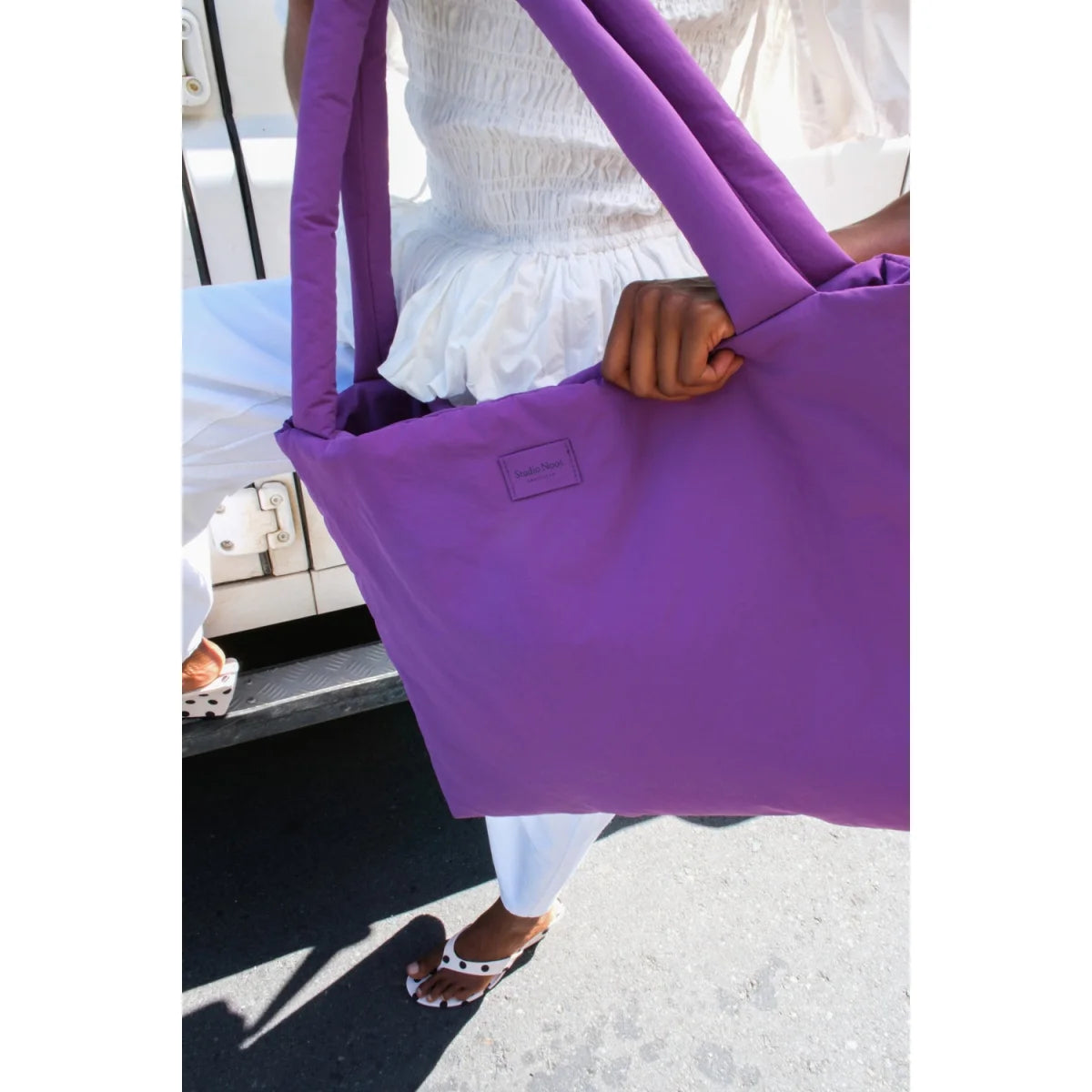 Texturierter gepolsterter mom bag tote bag in lila mit dicken griffen und kleinem rechteckigem markenlabel