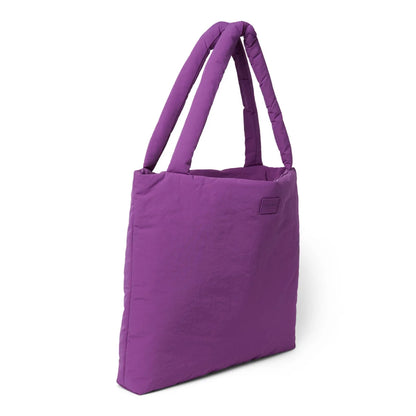 Lila gesteppte puffy mom bag mit gepolsterten griffen und kleinem rechteckigem markenpatch vorne