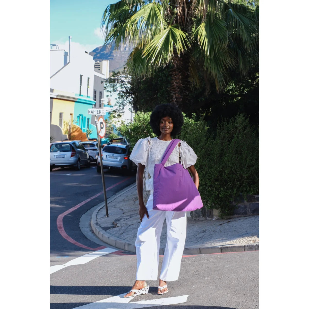 Ein lebhafter lila canvas tote bag mit einer einzigen schulterriemen im stil des textured puffy mom bag