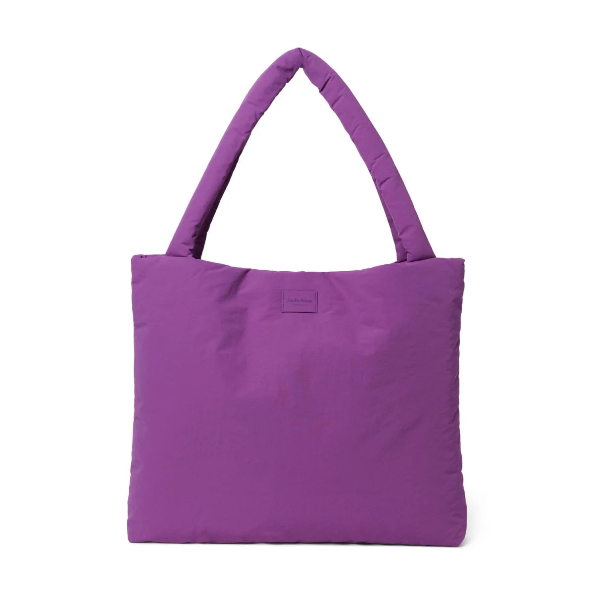 Textured Puffy Mom Bag Lila, gesteppt mit gepolsterten Griffen und kleinem Markenlabel auf der Vorderseite