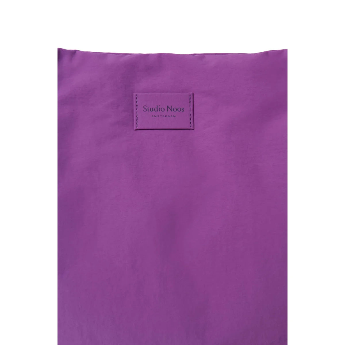 Texturierter puffiger mom bag in lila aus studio noos amsterdam stoff mit gesticktem lederetikett