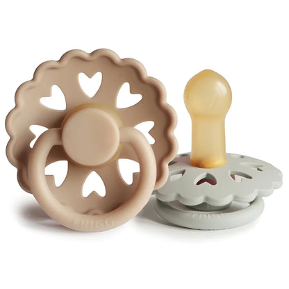 Beige und hellgraue Silikon-Schnuller mit herzförmigen Ausschnitten: The Emperor's New Clothes/Clumsy Hans Latex 2er-Pack