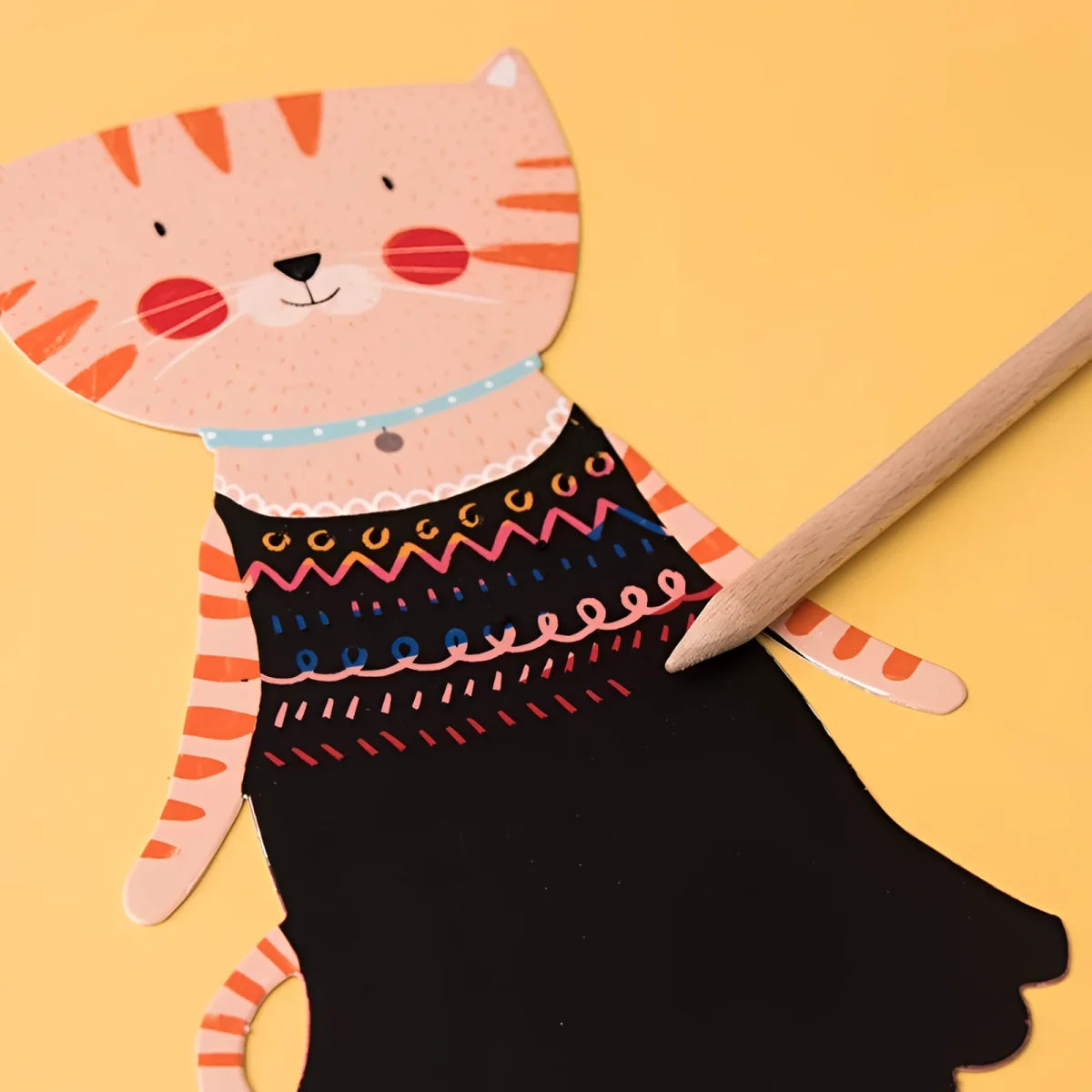 Niedliche Cartoonkatze mit gemustertem Pullover, handgezeichnet für Tickle me
