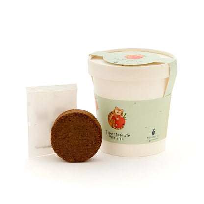 Ein nachhaltig gestalteter tigertomate becher in weiß und hellgrün mit tigermotiv und kokosfasersamenstarter als ökologische