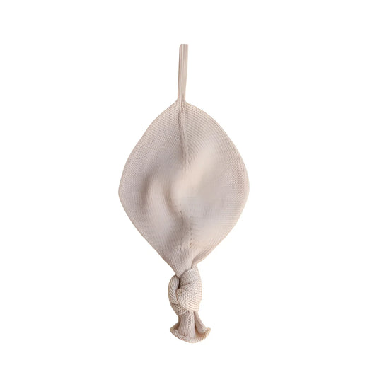 Beige Stoffspielzeug in Blattform mit geknotetem Ende, Titi Schmusetuch Oat