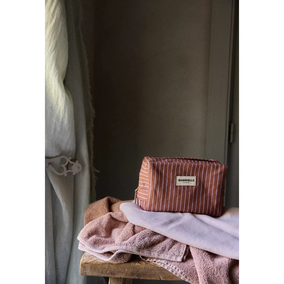 Toilet Bag Lilas Stripes aus rosa-weiss gestreiftem, weichem Stoff mit minimalistischem Gabrielle Paris Label