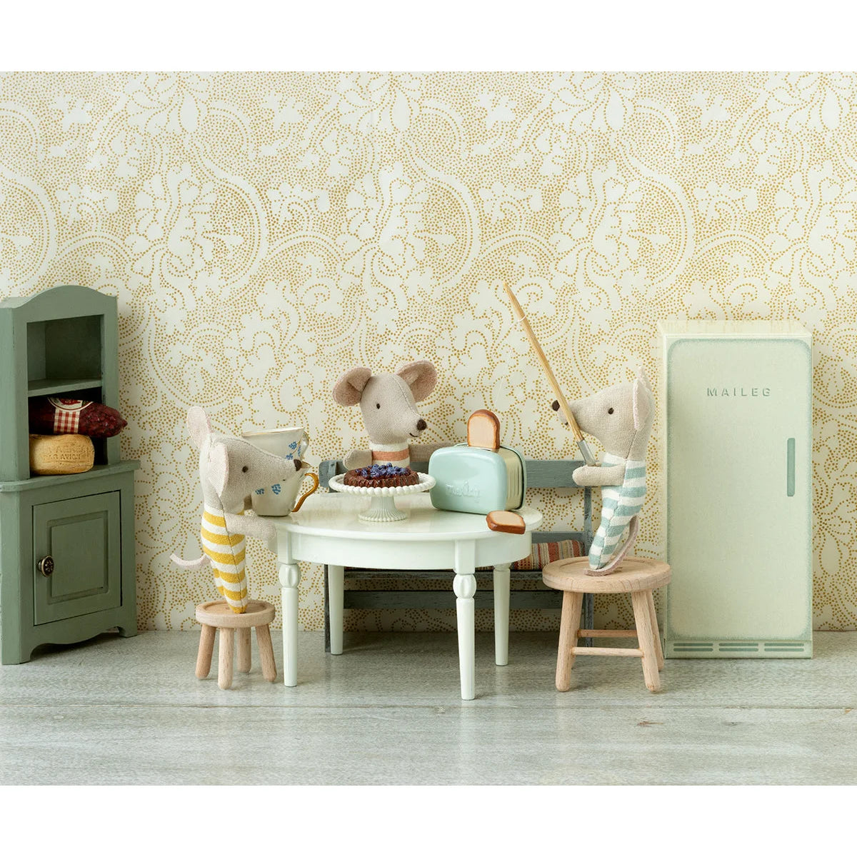 Ein mintgrüner maileg toster maus mini kühlschrank mit retro design ideal für ökologische baby- & kinderprodukte