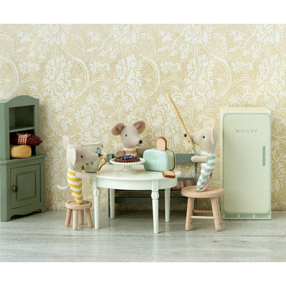 Ein mintgrüner maileg toster maus mini kühlschrank mit retro design ideal für ökologische baby- & kinderprodukte