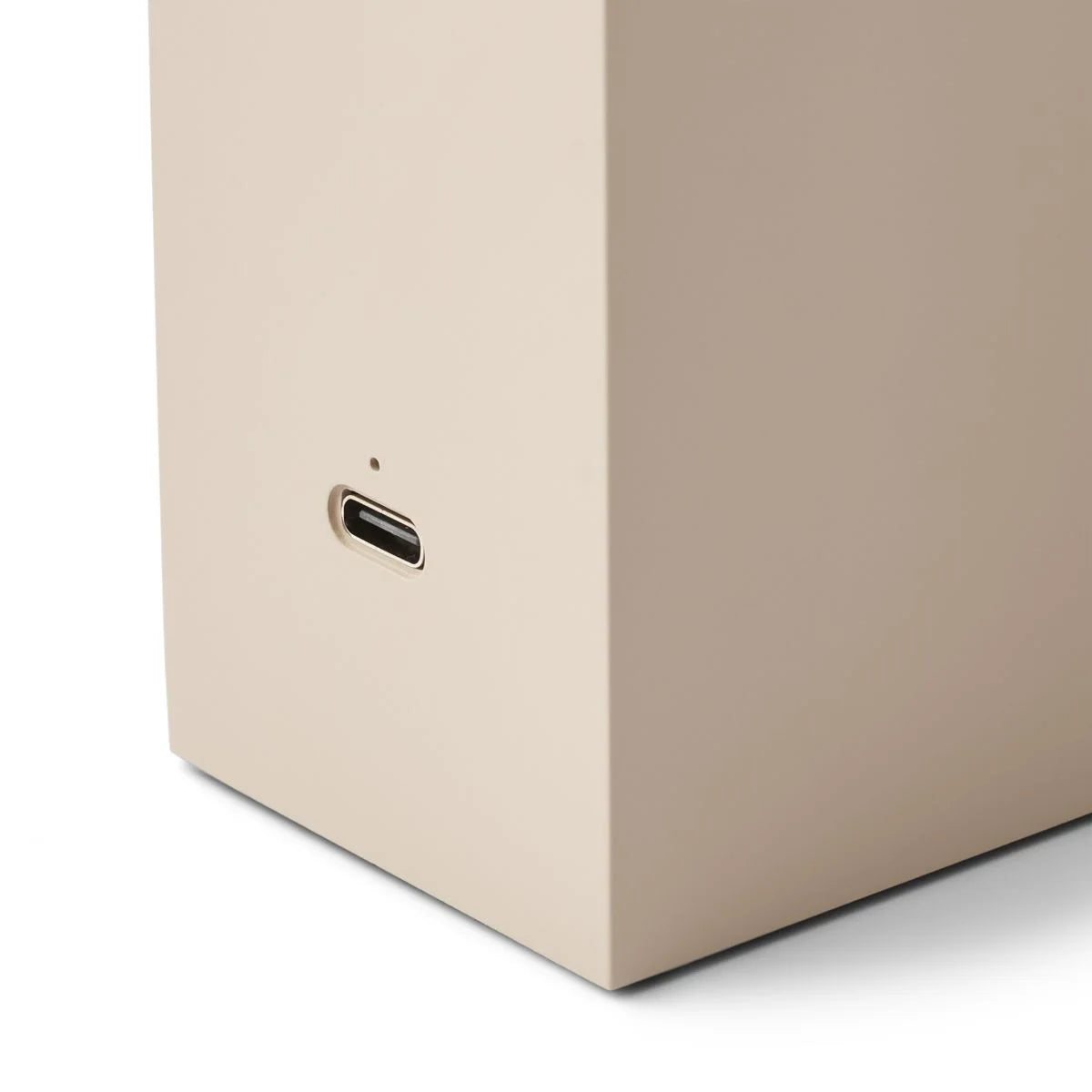 Beiger rechteckiger Block mit USB-C Anschluss für Tragbare Lampe Hyppolite Sandy