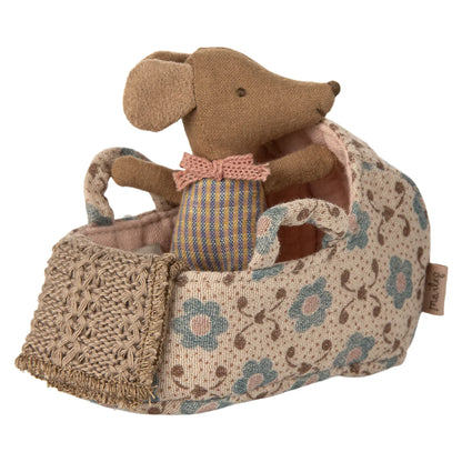 Braune Stoffmaus mit rosa Schleife in gestricktem Blumenmuster-Babymobil Tragetasche Babymaus Rose