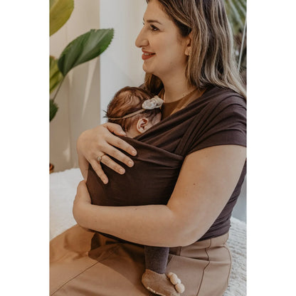 Nahaufnahme des dunkelbraunen Tragetuchs Brownie von Little Wombat um Mutter und Baby gebunden