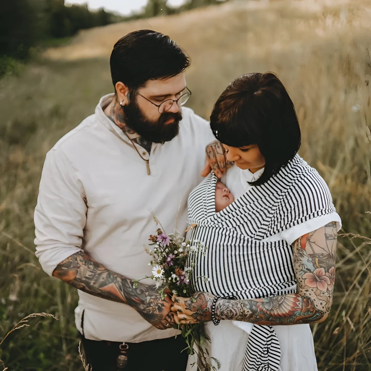 Ein romantischer Moment zwischen einem Paar mit Wildblumen im gestreiften Tuch