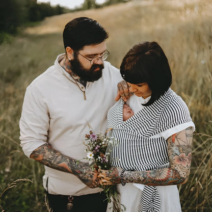 Ein romantischer Moment zwischen einem Paar mit Wildblumen im gestreiften Tuch