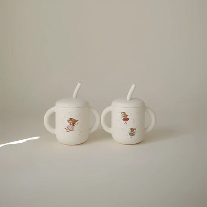 Weiße keramik trinkbecher mit weichen griffen und strohhalmdeckeln mit pastellfarbenen feenmäusenillustrationen