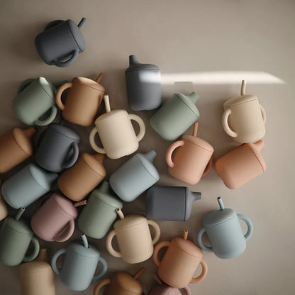 Bunte Silikon-Trinkbecher Sammlung für Training Cups mit Stroh, kindgerecht gestaltet