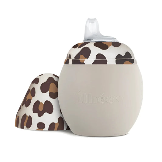 Beige Silikon-Trinklernflasche Coconut Graouu Sand 240 ml mit Leopardenmuster-Deckel und klarem Kunststoffschnabel, von Élhée