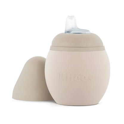 Beige Silikon-Trinklernflasche Coconut Sand 240 ml mit klarem Kunststoffausgiesser, von Élhée