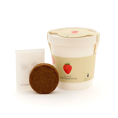 Creamfarbener zylinderbecher du bist unentbehrlich mit erdbeerillustration und braunem samenstarter für ökologische