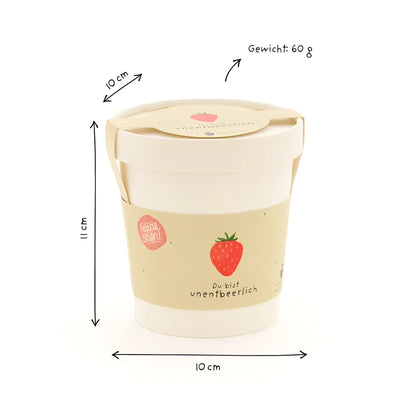 Creamfarbener becher mit griff und erdbeerillustration und text du bist unentbehrlich ideal für ökologische