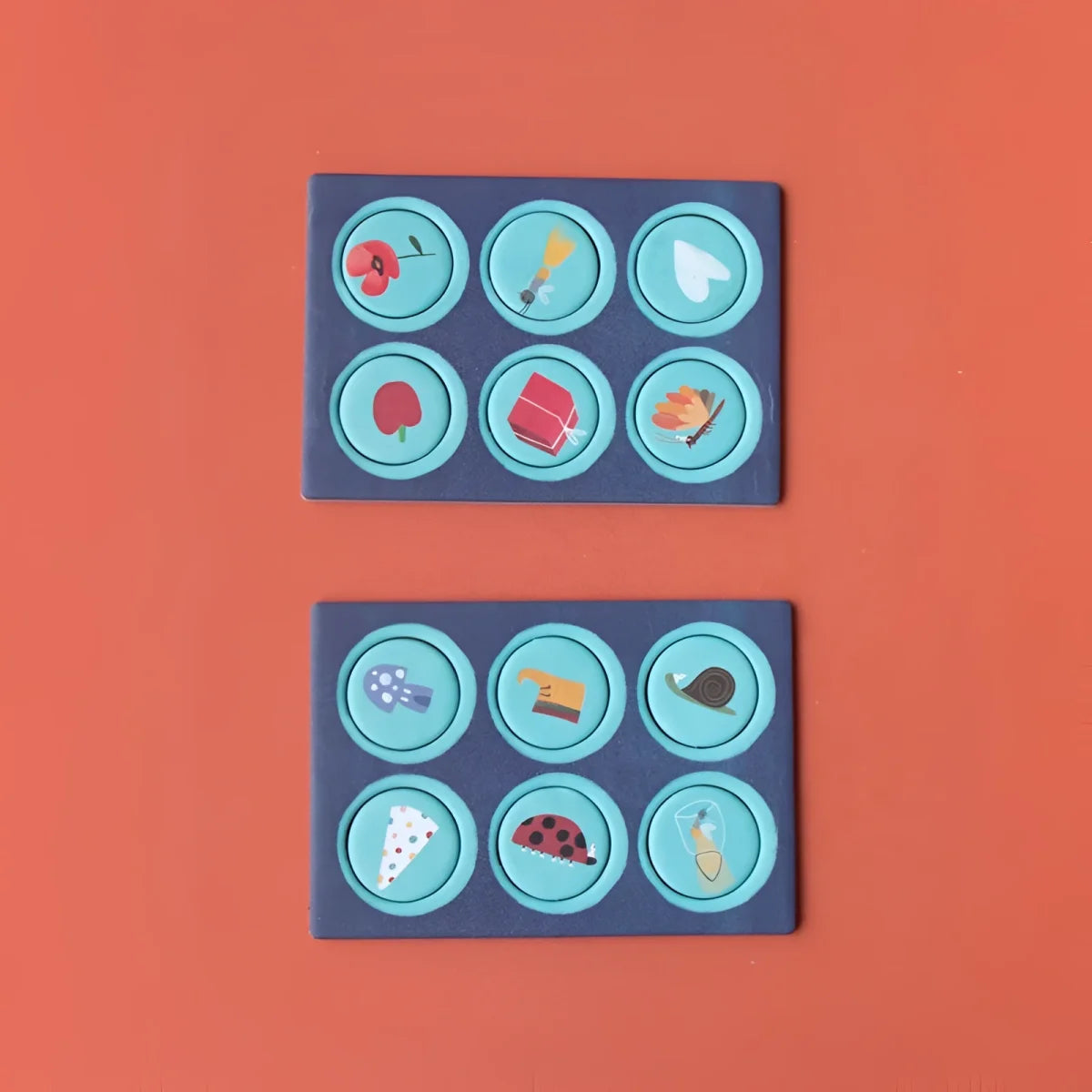 Zwei dunkle blaue Spielkarten mit farbigen Icons für Unicorn Tiny Puzzle