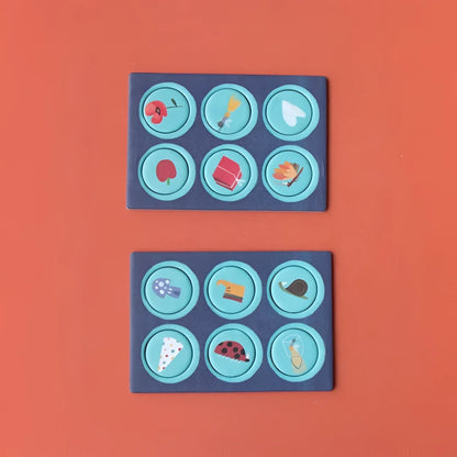 Zwei dunkle blaue Spielkarten mit farbigen Icons für Unicorn Tiny Puzzle