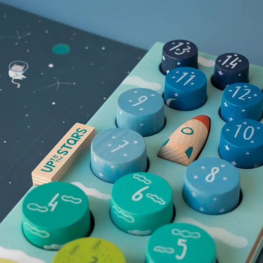 Holzspielzeug Up to the Stars: Zylinder zum Zählen mit Sternen und Rakete in Blau, Türkis und Grün