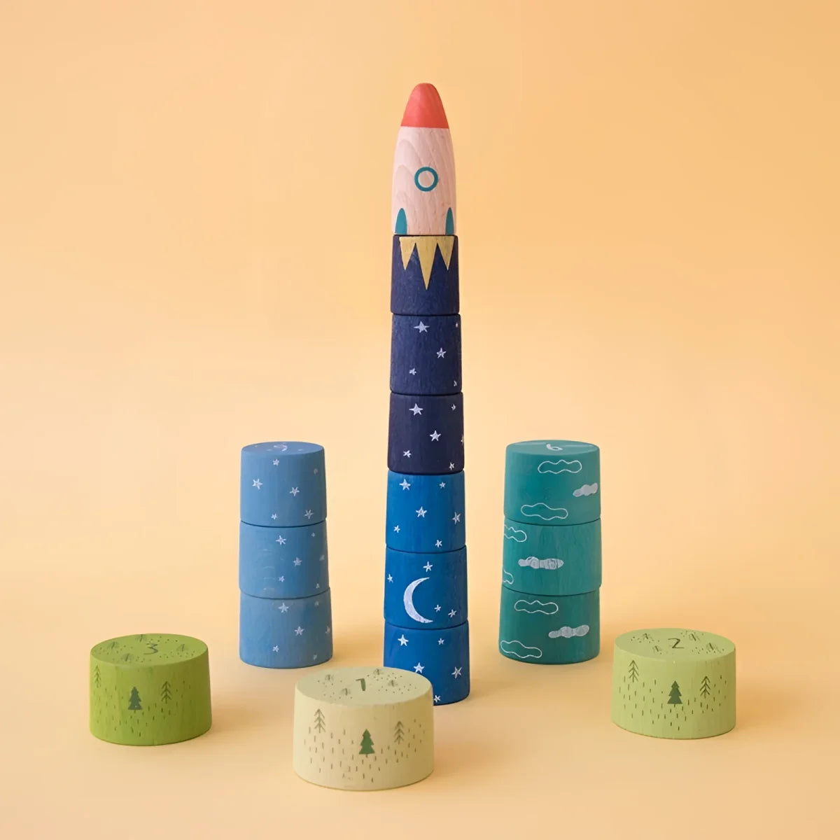 Buntes Holz-Raketen-Stapelspielzeug Up to the Stars mit Sternen und Monden
