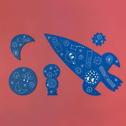 Stilisierte blaue Rakete mit himmlischen und kosmischen Symbolen im Valentina in Space Puzzle