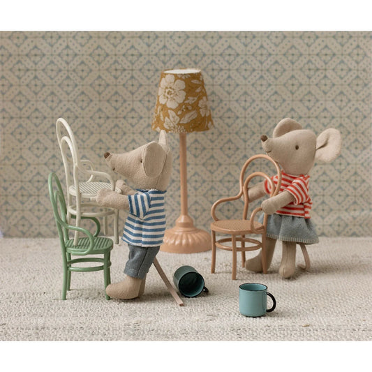 Beige maileg vintage stuhl maus figurine in rotem gestreiftem shirt und grauer hose als geschenk für neugeborene