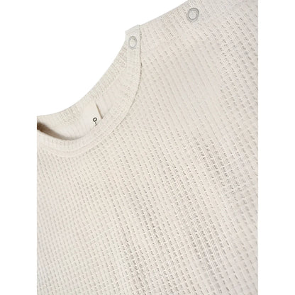 Cremfarbener Strickpullover mit strukturiertem Muster und Knopfdetails am Ausschnitt