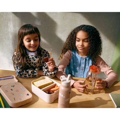 Rosa wasserflasche falk 350 ml mit weißem strohhalm und dezenten floralen mustern im mood pale tuscany design