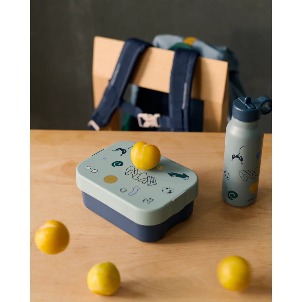 Wasserflasche falk 350 ml in dusty peppermint mit hellblauem und marinefarbenem bento-box-muster und gelber zitrone