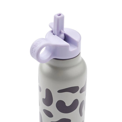 Eine matte graue wasserflasche falk 500 ml mit dunkelgrauem leopardenmuster und lavendelfarbenem silikonverschluss