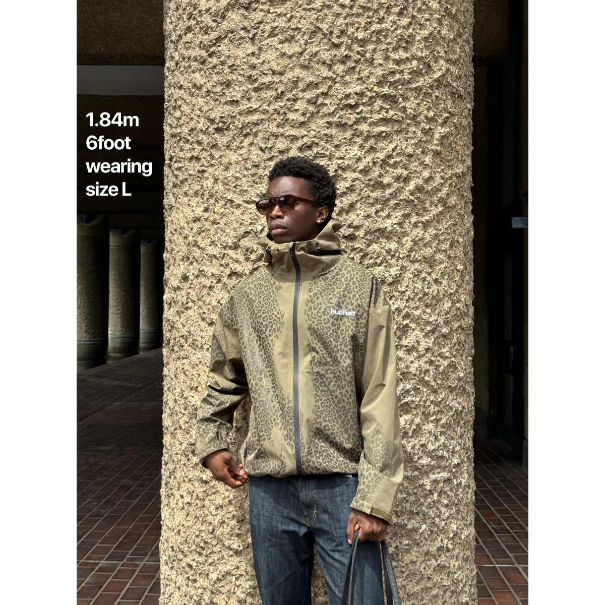 Buchan Water Reactive Cheetah Rain Jacket Grün – getragen, Model 1.84 m in Grösse L