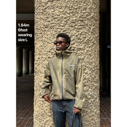 Buchan Water Reactive Cheetah Rain Jacket Grün – getragen, Model 1.84 m in Grösse L